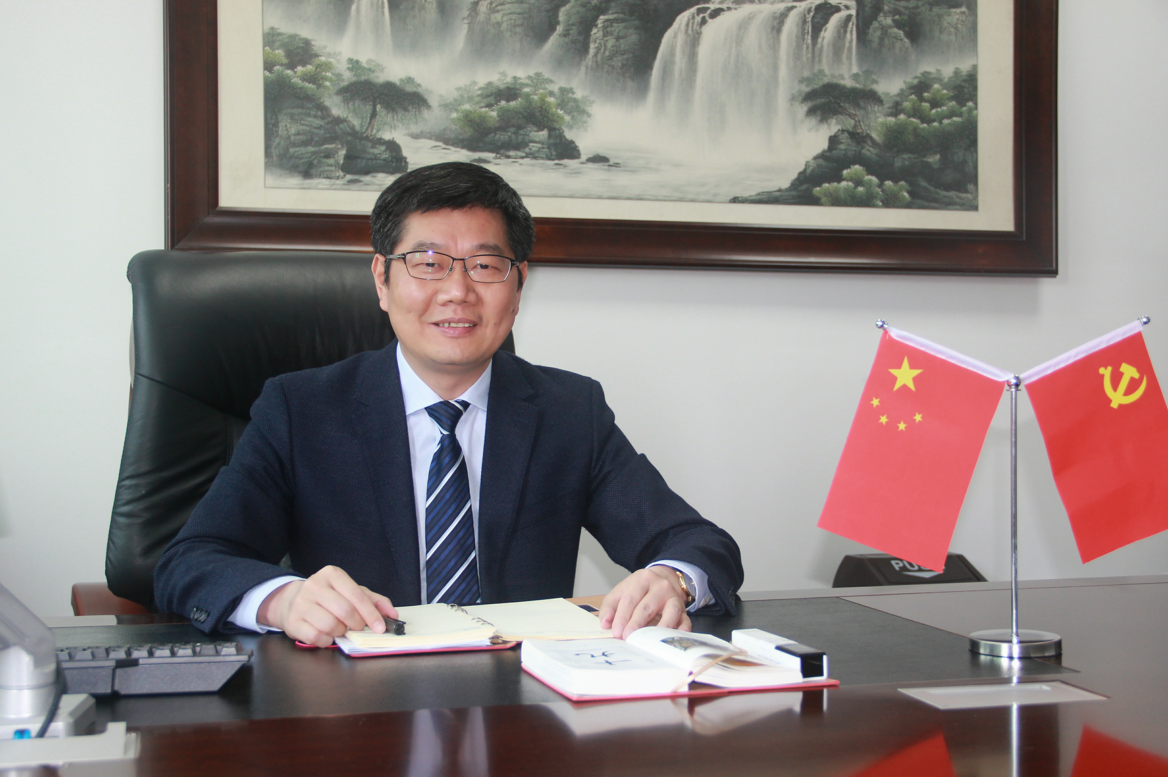 沈校长照片.jpg