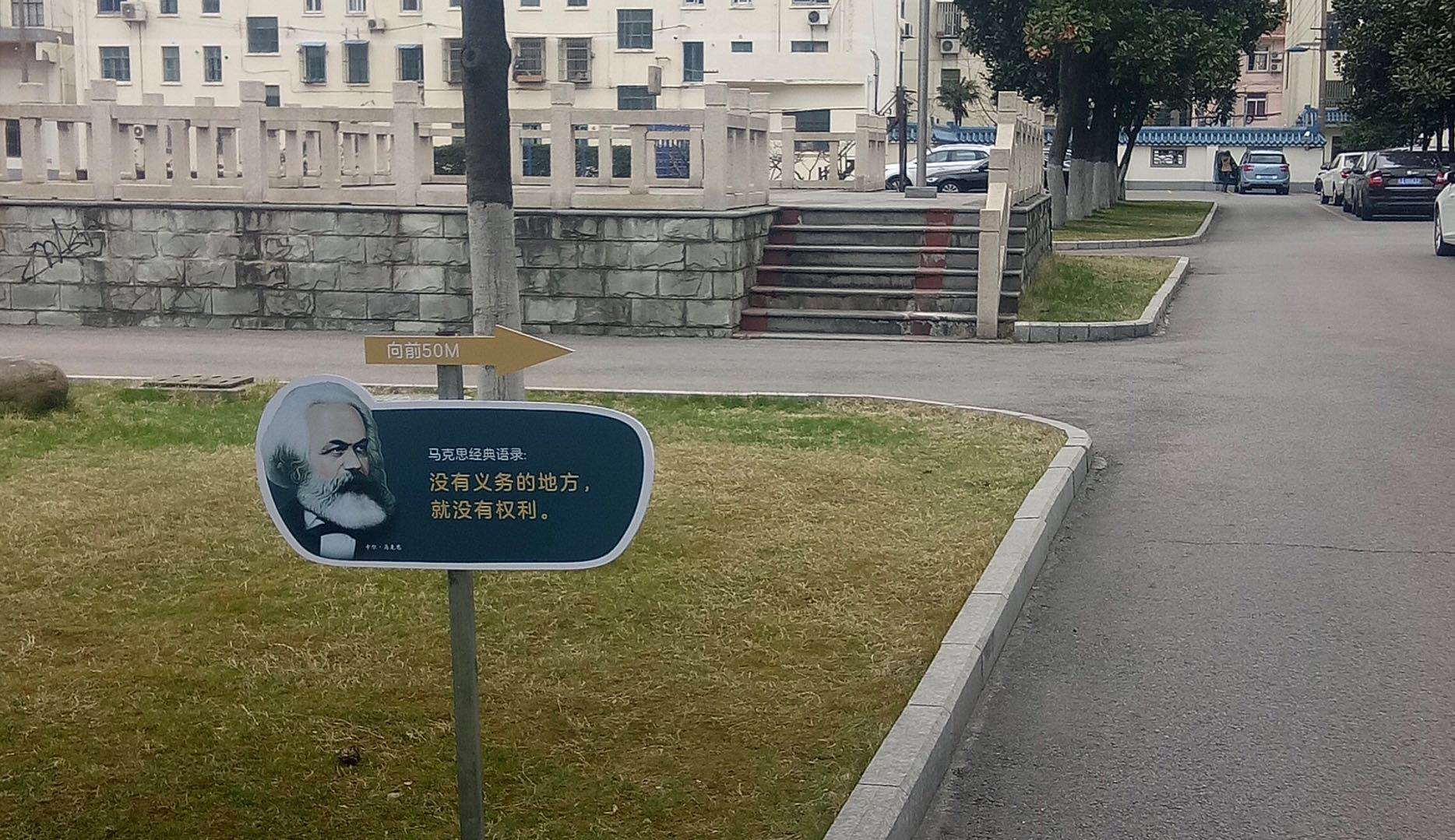 图6：会场引路牌 .jpg